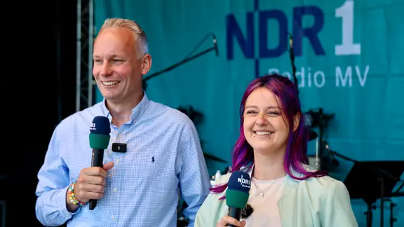 Nils Söhrens und Dania Behm auf der NDR MV Sommerparty-Bühne