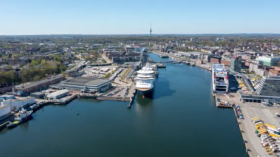 Luftaufnahme der Kieler Förde mit Blick auf den Norwegenkai und Schwedenkai.