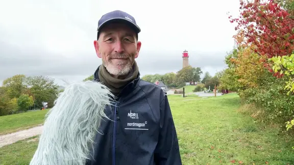 Frank Abel präsentiert am Kap Arkona den Wetterbericht für Mittwoch.