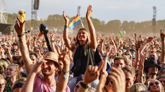 Jubelnde Fans des Hurricane Festival in Scheeßel