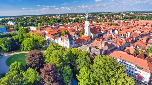 Luftaufnahme der Altstadt von Celle mit Schlosspark und der Stadtkirche St. Marien