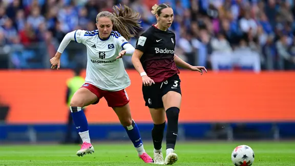 Camilla Linberg vom HSV (l.) und Alina Axtmann vom SC Freiburg