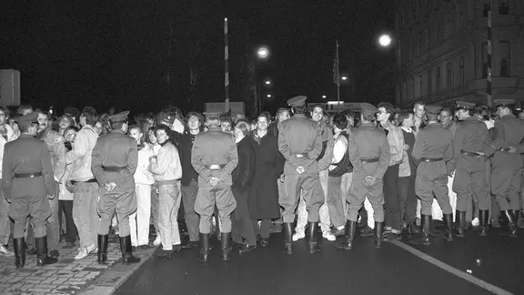 Am 9. November 1989 nach den Nachrichten zur DDR-Grenzöffnung strömen Menschenmassen aus West-Berlin zum Grenzübergang Checkpoint Charlie. 