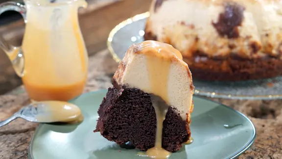 Schoko-Flan-Kuchen mit Karamellsoße