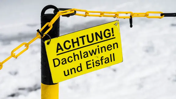 Ein Schild warnt in Bremerhaven vor Dachlawinen und Eisfall