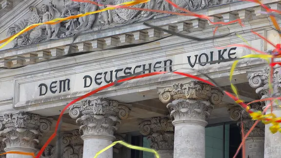 Reichstag Berlin mit Luftschlangen