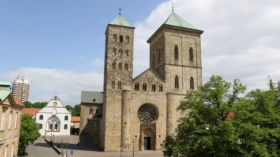 Der Osnabrücker Dom mit seinen zwei Kirchtürmen ist eines der Wahrzeichen der Stadt Osnabrück.