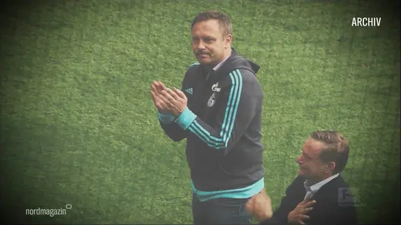 Trainer André Breitenreiter klatscht am Spilfeldrand.
