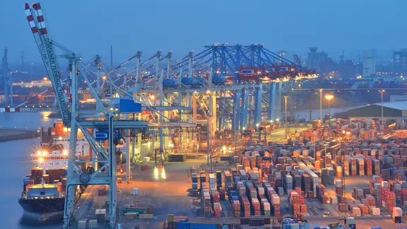 Ein Containerterminal im Hamburger Hafen.