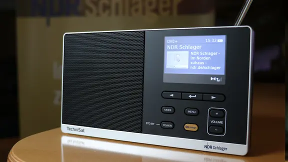 Ein eingeschaltetes Dabbi DAB+ Radio mit NDR Schlager Stations-Taste.