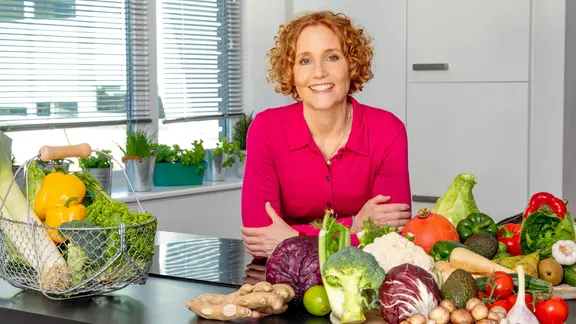 Dr. Viola Andresen vor Gemüse.
