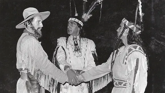Hans Joachim Killburger als Old Shatterhand und Hans-Jürgen Stumpf als Winnetou bei den Winnetou-Festspielen 1952 in Bad Segeberg.