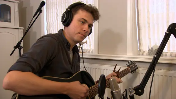 Ein Mann spielt auf einer Gitarre