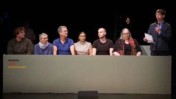 Die siebenköpfige Jury beim "Prozess gegen Deutschland" auf der Bühne des Thalia Theaters.