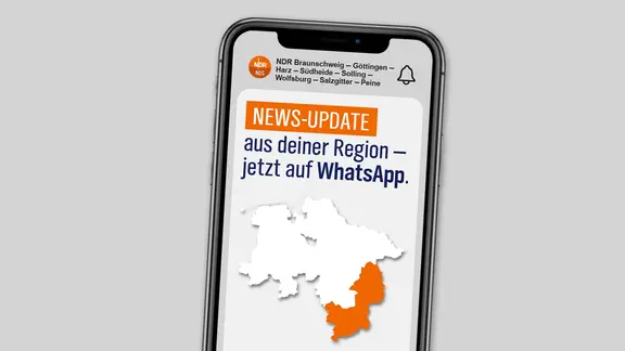 Ein Handy zeigt einen regionalen WhatsApp-Kanal Braunschweig/Göttingen des NDR.