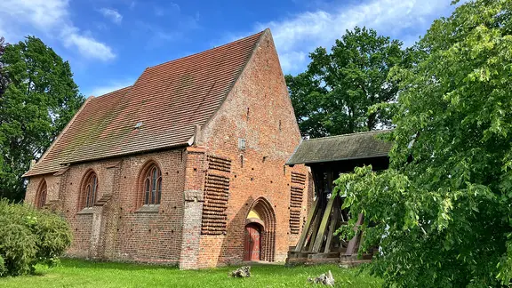 Die Dorfkirche in Alt Meteln