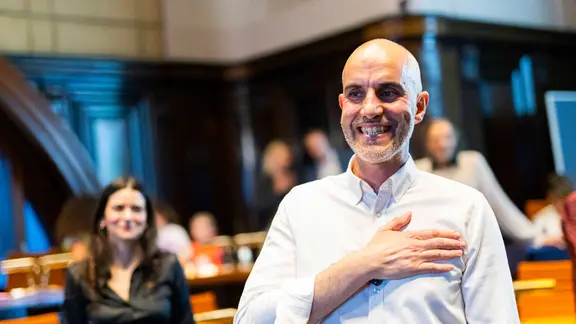 Belit Onay (Bündnis 90/Die Grünen), Oberbürgermeister der Stadt Hannover jubelt.