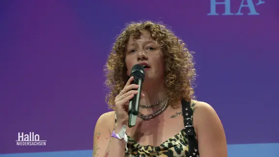 Poetry-Slammerin Antonia Josefa auf der Bühne