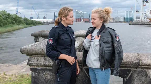 Kann Bente Hinrichs (Sinha Melina Gierke, l.) Inke Hamann (Kya-Celina Barucki, r.) in Sicherheit bringen?