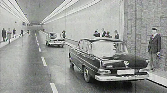 20. Oktober 1966: Der Hamburger Wallringtunnel ist fertig und wird erstmals durchfahren.