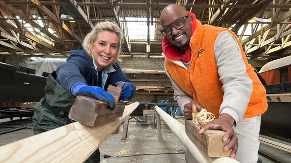 Britta und Yared hobeln Masten