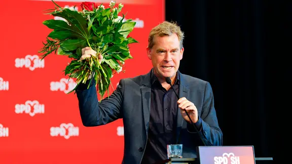 Ulf Kämpfer jubelt nach seiner Wahl zum Spitzenkandidaten bei der Landeswahlkonferenz der SPD Schleswig-Holstein.