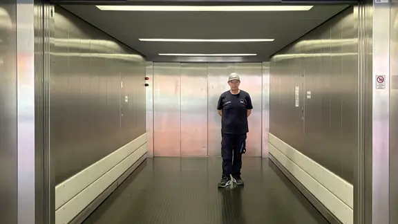 Mit diesem Aufzug werden PKW transportiert