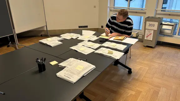 Ein Wahlhelfer zählt die Stimmzettel für die Wahl zum Oberbürgermeister in Oldenburg aus.