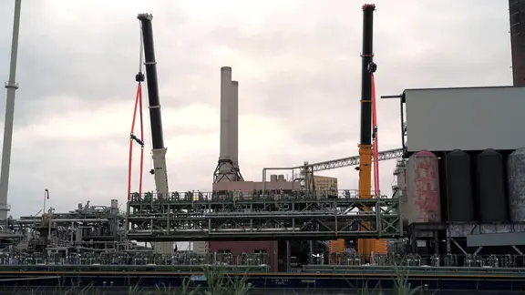 Riesige Teile einer Wasserstoff-Produktionsanlage werden in Lingen aufgebaut.