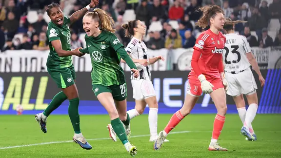 Wolfsburgs Vivien Endemann jubelt nach ihrem Tor