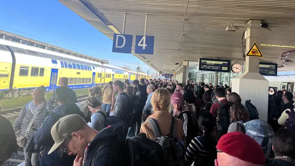 Zahlreiche Menschen stehen an einem Gleis am Hauptbahnhof in Hannover.