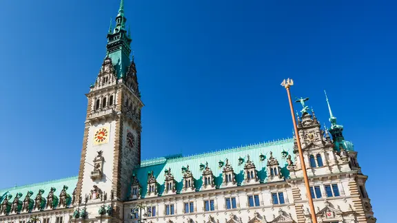 Blick nach oben auf das Hamburger Rathaus