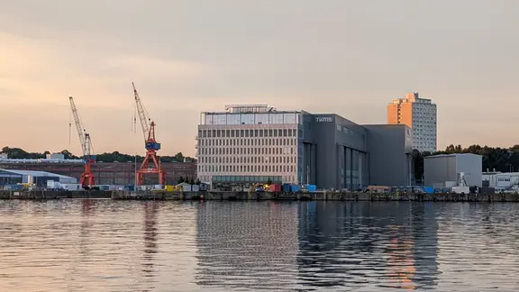 Die Kieler Werft TKMS direkt an der Kieler Förde.
