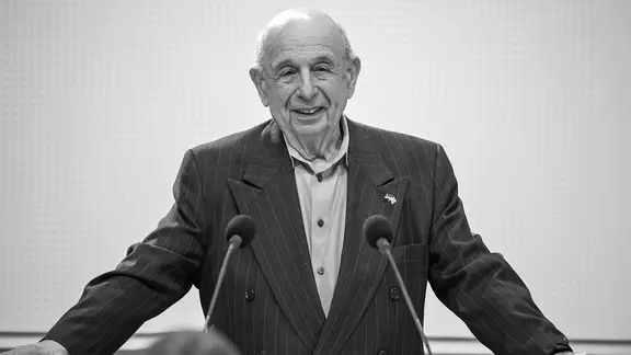 Der Holocaust-Überlebende Guy Stern spricht als Gast im Landtag zu den Abgeordneten.