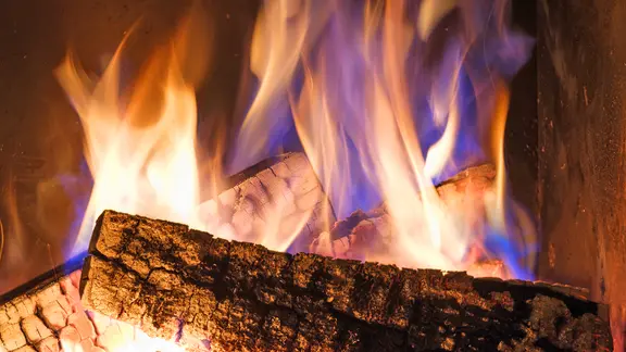 Brennholz brennt in einem Kamin. 