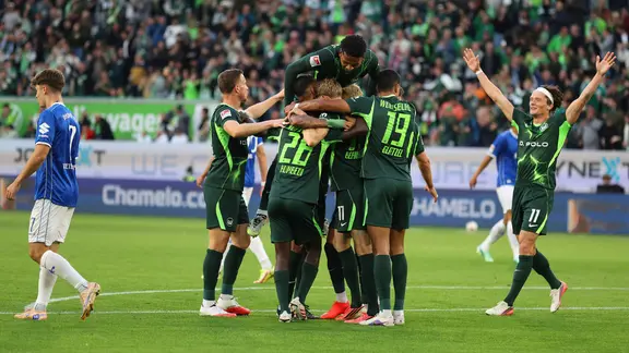 Die Spieler des VfL Wolfsburg bejubeln das 1:0 gegen Darmstadt