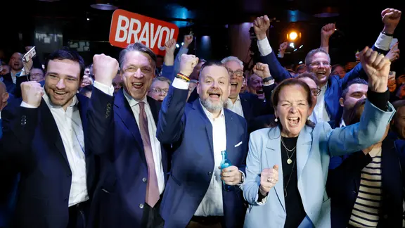 CDU-Anhänger reagieren bei der Wahlparty der Hamburger CDU im Kent-Club.