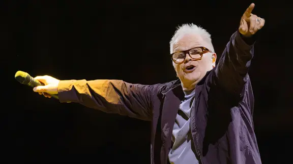 Herbert Grönemeyer performt mit ausgbereiteten Armen auf der Bühne in Dortmund.