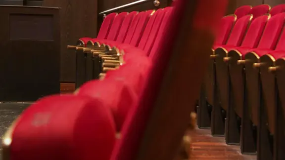 Leere Ränge im Theater.