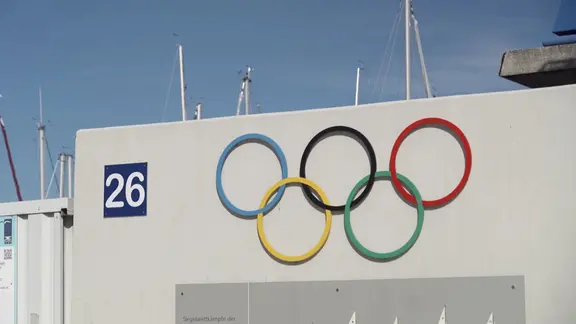 Olympische Ringe an einer Wand.