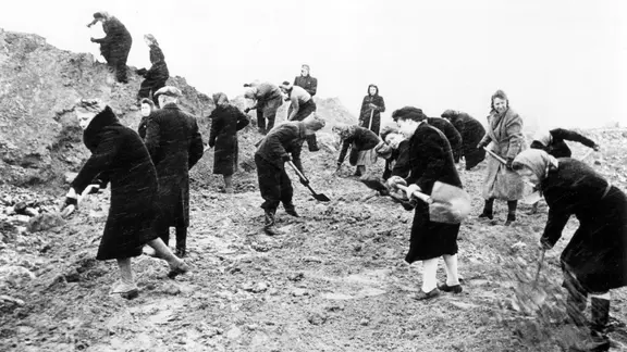 Frauen und Männer des Volkssturms beim Ausheben eines Panzergrabens 1945