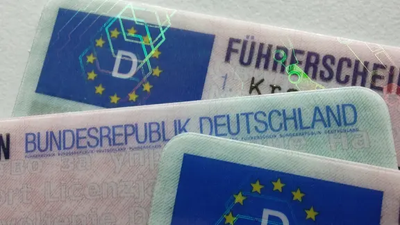 Mehrere der neuen EU-Kartenführerscheine aus Deutschland liegen übereinander