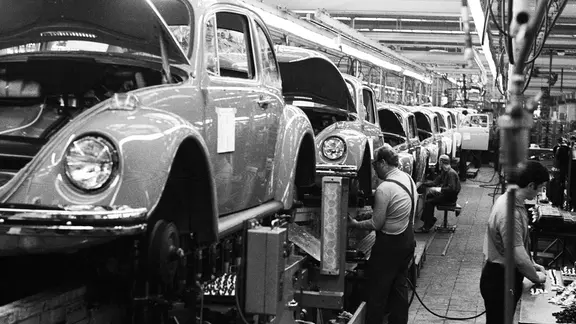 Produktion des VW Käfers im Volkswagenwerk Wolfsburg 1972