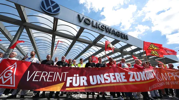 Proteste bei VW gegen Sparpläne.
