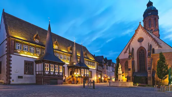 Rathaus und Marktkirche St. Jacobi in Einbeck im Abendlicht