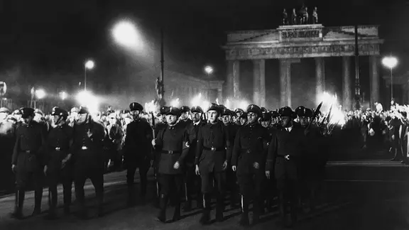 Anlässlich der Berufung Hitlers zum Reichskanzler zieht am 30. Januar 1933 ein Fackelzug der "nationalen Verbände" SA, SS und Stahlhelm durch das Brandenburger Tor.