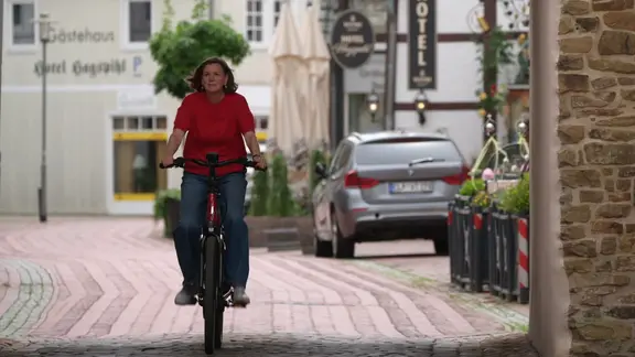 Heike Götz auf dem Fahrrad.