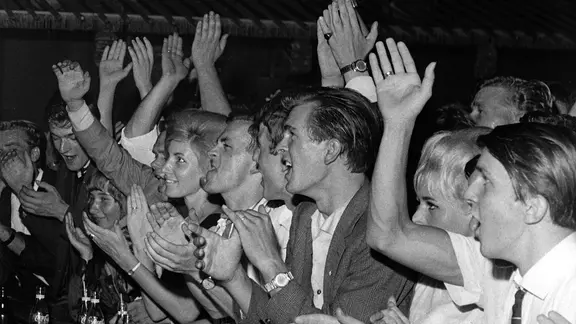 Begeisterte Jugendliche feiern 1964 im Hamburger Star-Club.