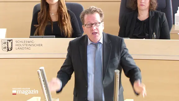 Martin Habersaat hält eine Rede im Landtag.