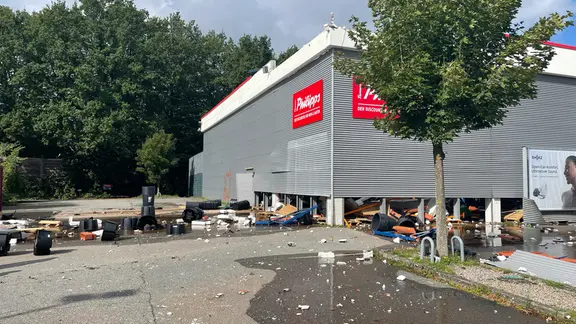 Ein Sodnerpostenmarkt mit eingestürztem Dach.